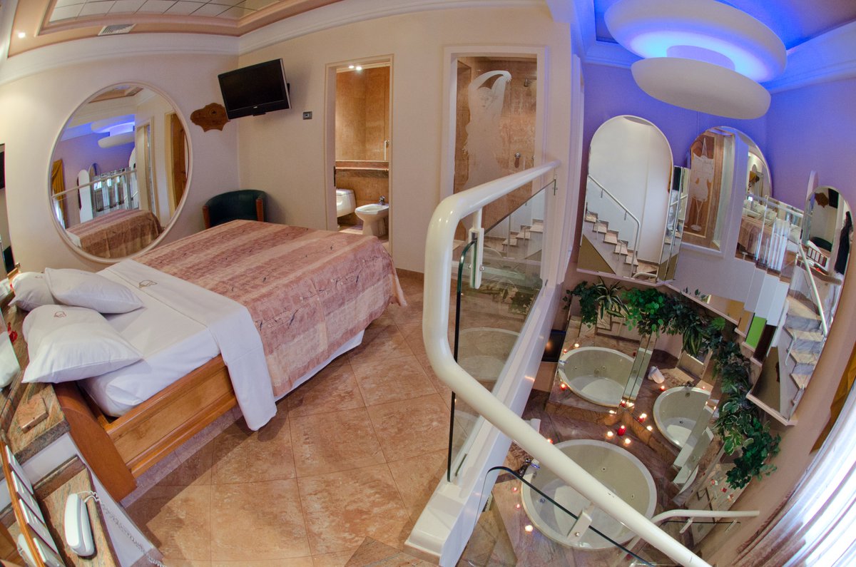 DallasSuitesHot's tweet image. Doble altura, doble ambiente… y doble oportunidad para que la noche termine mejor de lo que empezó.