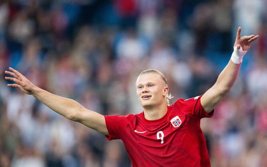 📊 Nombre de matchs pour marquer 53 buts avec sa sélection nationale : 

47 🇳🇴 Haaland 

80 🏴󠁧󠁢󠁥󠁮󠁧󠁿 Kane 
82 🇧🇷 Neymar 
86 🇧🇪 Lukaku 
93 🇫🇷 Mbappé 
94 🇵🇱 Lewandowski 
101 🇺🇾 Suarez
109 🇦🇷 Messi 
120 🇵🇹 Ronaldo