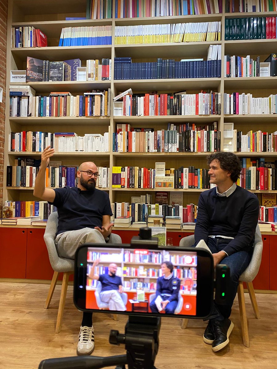 Mientras todos miraban al dedo, nosotros andábamos mirando a la luna. Gran presentación de 'Por qué el fútbol' de <a href="/GalderReguera/">Galder Reguera</a> para <a href="/geoplaneta/">geoplaneta</a> con <a href="/futbolycine/">Carlos Marañón</a> en <a href="/dykinsonlibros/">Librería - Editorial Dykinson 📚</a>