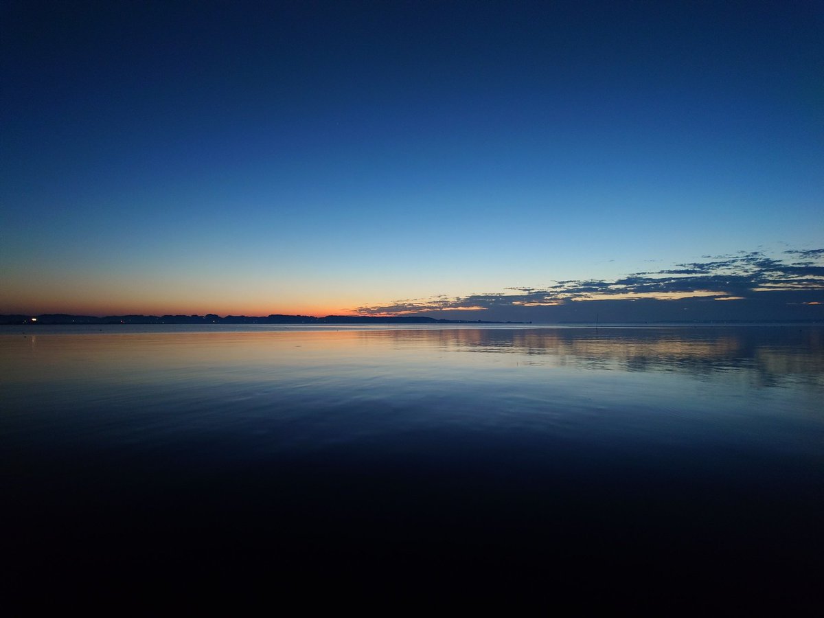 おはようございます☀
霞ヶ浦アサンポ 5:41　外気温6℃

北風が鋭く頬を打つ朝
空気が張りつめ、世界全体が小さく呼吸しているようです。

その冷たさの中を、水鳥たちは迷いなく、ゆっくりと湖面を移動していきます。

今朝も有り難い。
すべての生き物が幸せでありますように🙏