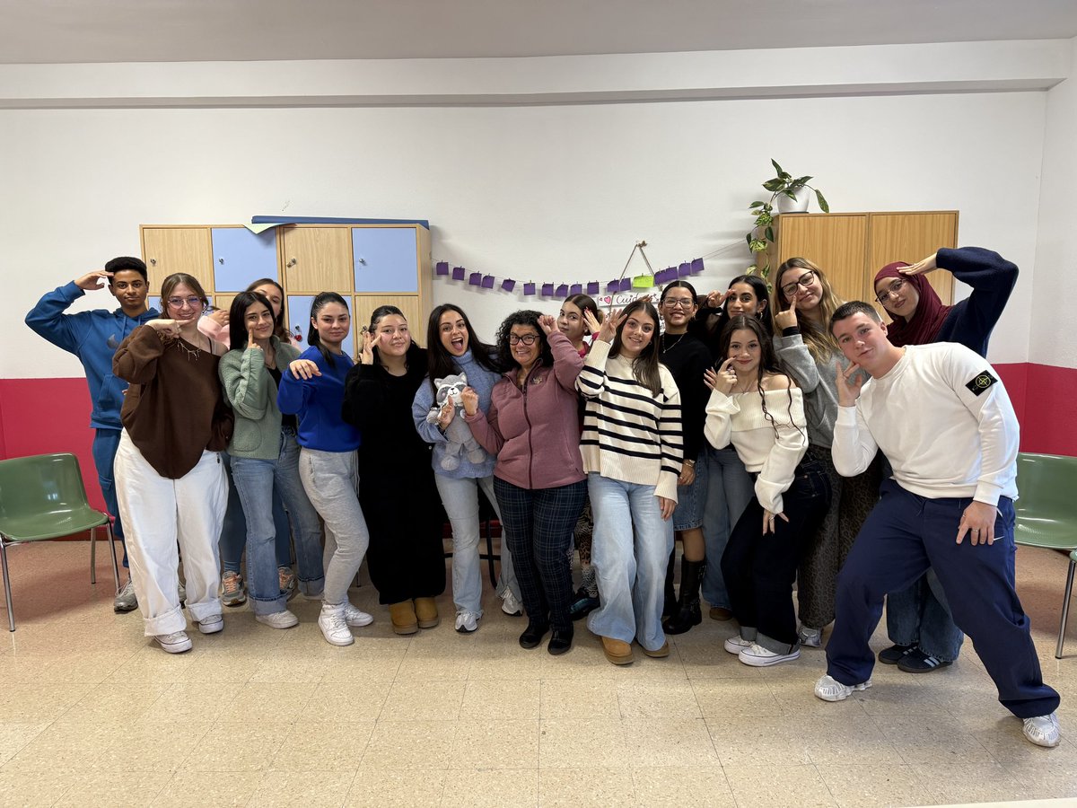 lmsfva's tweet photo. Una año más, el alumnado de #TSIS y #TAPSD reciben la visita de Loli Llordén, con la que ponen en práctica lo aprendido sobre cómo comunicarse con una persona sorda en #LenguadeSignos!
#JuntosSomosMás #JuntosEsMejor #LMSFamily #LenguadeSignosEspañola #LSE #IncluARTE #SAAC https://t.co/uXKLbMXJSS