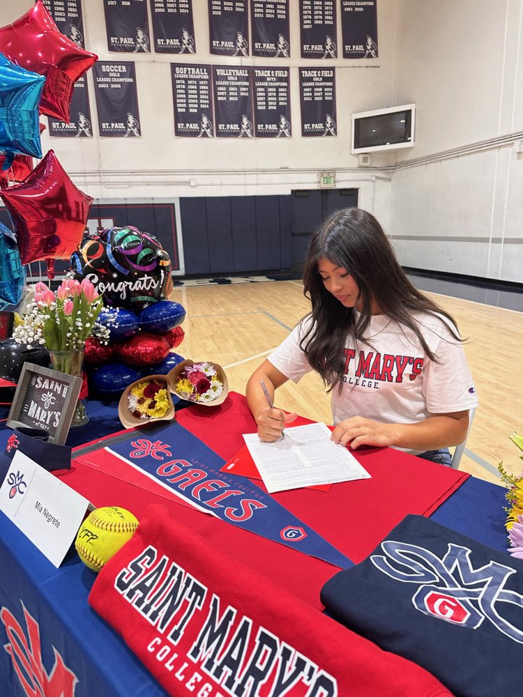 fcleles2026's tweet photo. Signing day was a success for our firecrackers🤍🧨

@negretemia12 @GaelsSoftball 
@hxnguyen2026 @BeaverSoftball 
@haileytoth2026 @TUSBTigers 
@KendallAtwood02 @BroncoSportsSB https://t.co/T8T6X7zndV