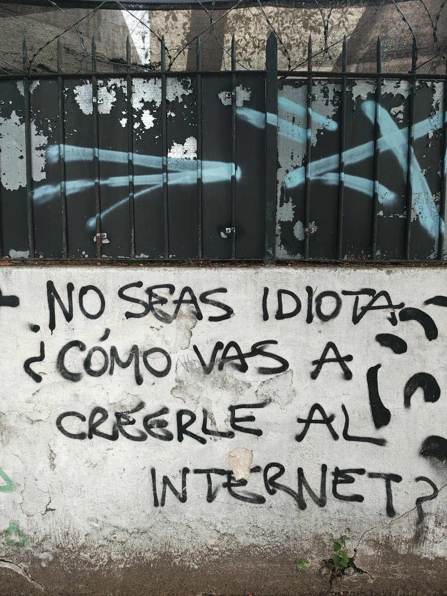 Las paredes de mi barrio dicen...
<a href="/HablanParedes/">@lasparedeshablanok</a>