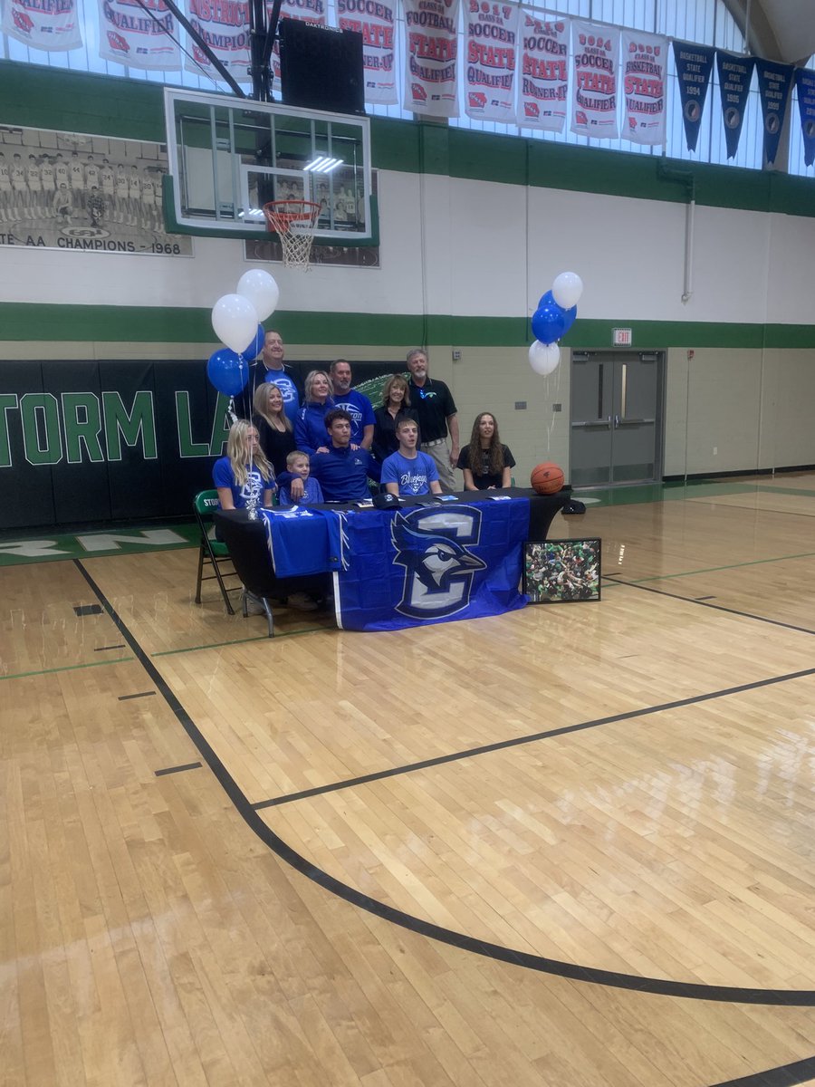 AMitchellSports's tweet image. Signing Day at @StormLakeCSD!

@CoonJaidyn32 making his commitment to @BluejayMBB official ✍🏼 

More tonight on @kcautv