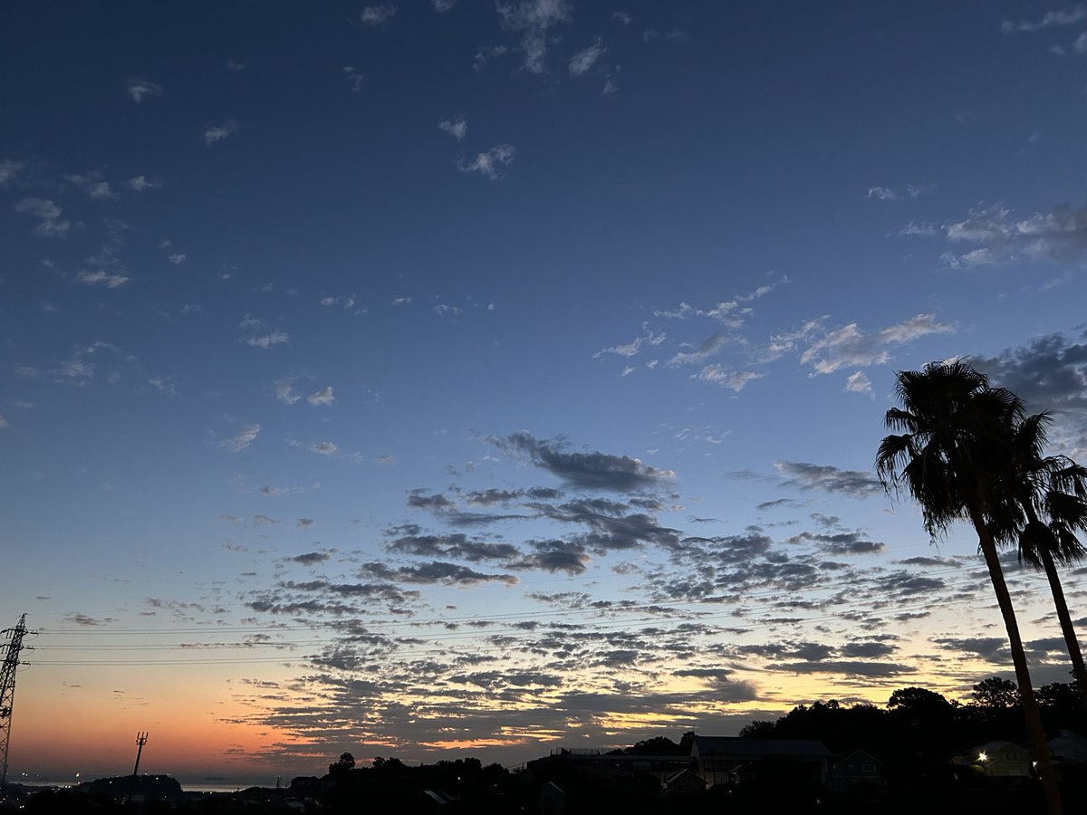 This is the sky before sunrise this morning. It looks like there are fine clouds scattered throughout, but it was nice to see the beautiful gradation. 😄