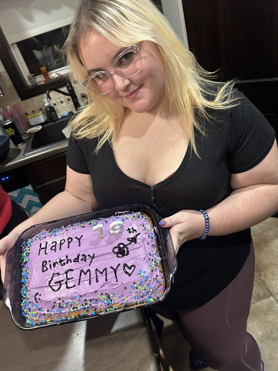 genavyvee's tweet photo. 19😅 https://t.co/zCul1LwpyM