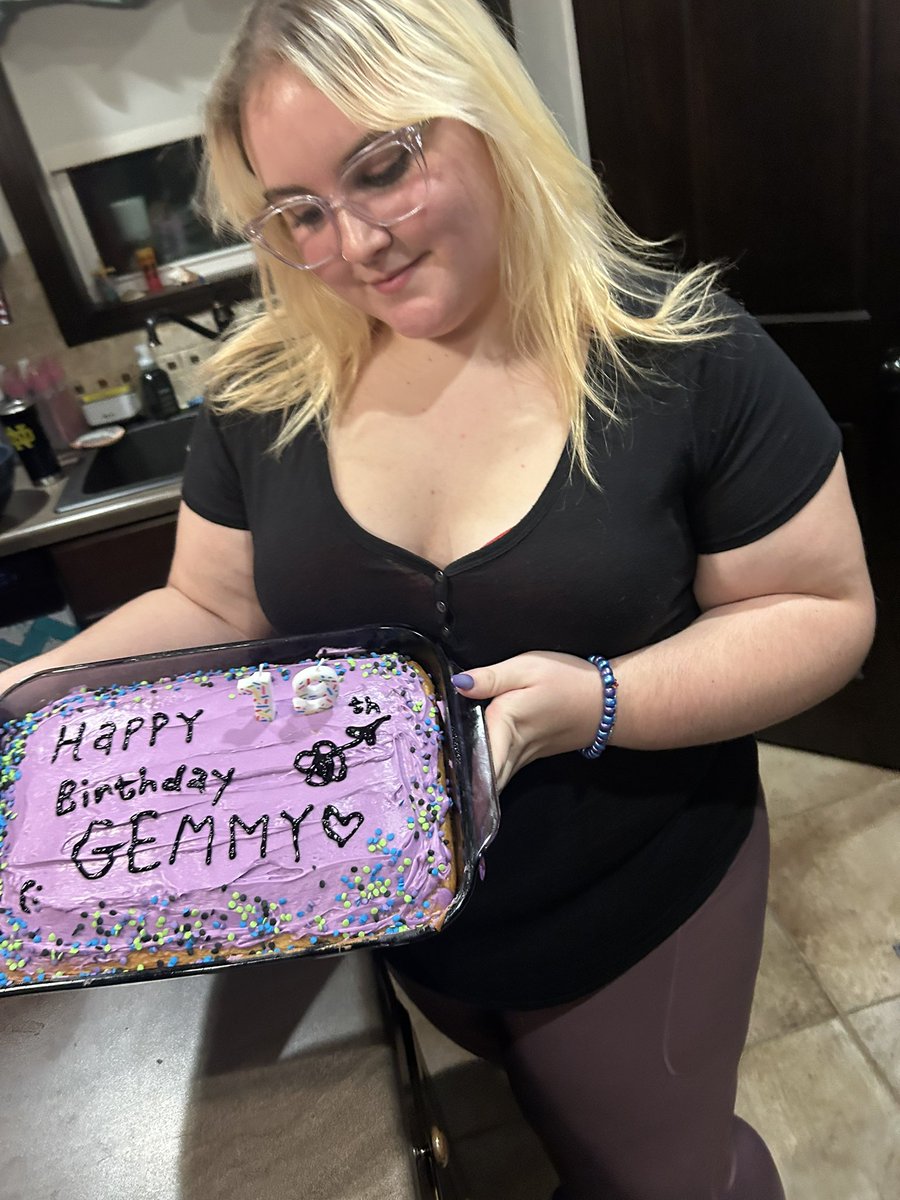 genavyvee's tweet photo. 19😅 https://t.co/zCul1LwpyM