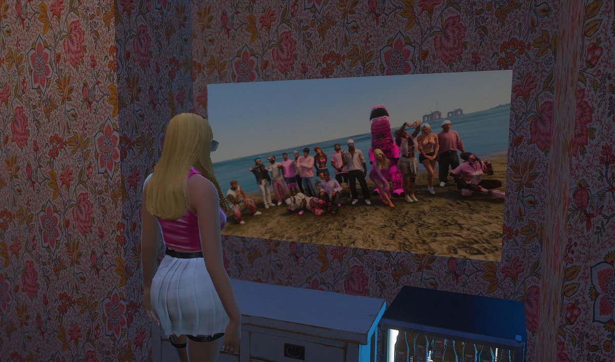 le regalaron un poster del trini international day y está chikita