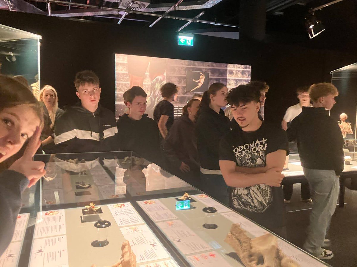 KolinSps's tweet image. ✨ Technické lyceum vyrazilo do světa vnitřní krásy našeho těla! Na výstavě BODY WORLDS jsme prolomili hranice běžného pohledu na tělo a vydali se na objevnou cestu lidským tělem.  
#technickelyceum #bodyworlds  #scienceisfun 
#strojarinajejistabudoucnost #spsko #strojarnakolin