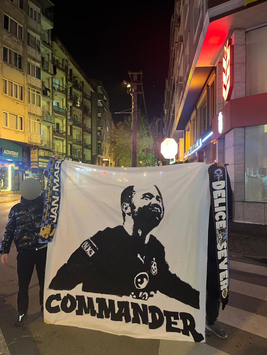 Ardından 40 köpek havlamayan kurt, kurt sayılmaz.

COMMANDER JAN MARİ!