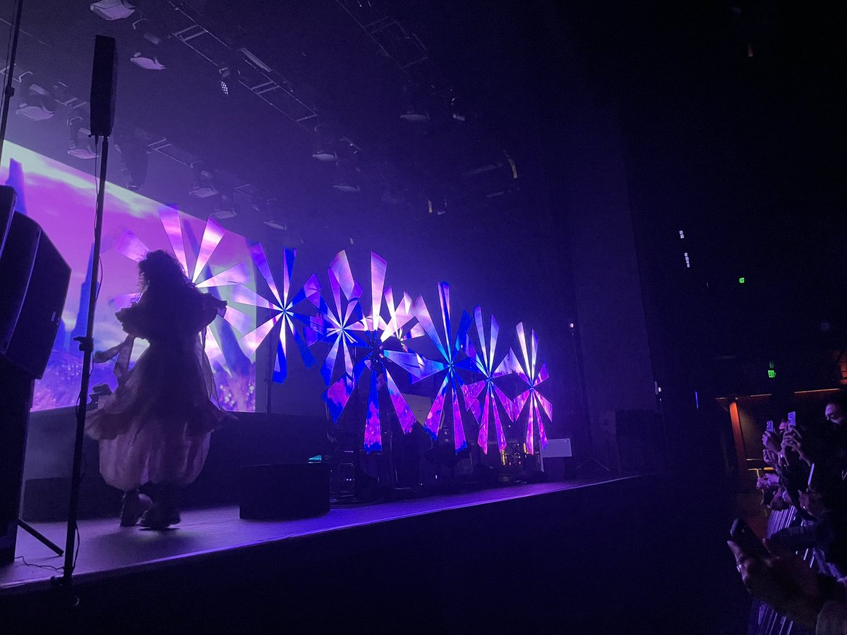the <a href="/PURITY_RING/">Purity Ring</a> tour used far uvc tech &amp; air filters

they performed in respirators &amp; provided kn95 masks for the audience

you can see the far uvc tools in this pic

also the windmill lights were the coolest stage lights i’ve ever seen