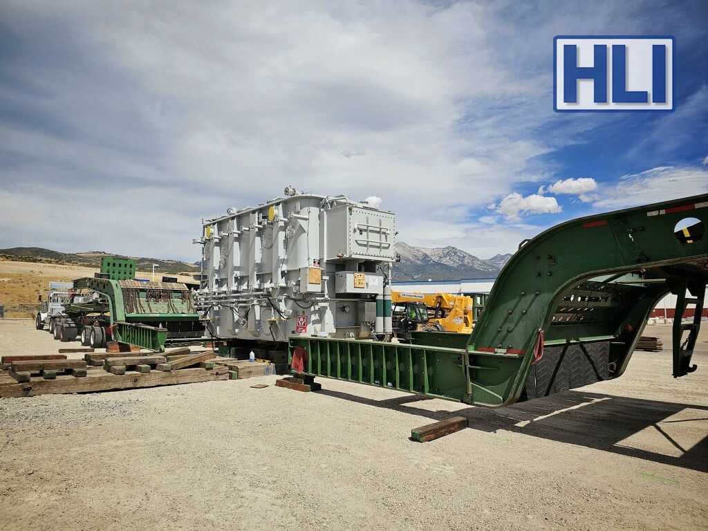 HLI_rail's tweet image. A scenic setting for a precise operation. Proud of our team for safely delivering this transformer!

#HeavyHaul #HeavyTransport #OversizeLoad #ProjectCargo #HeavyEquipment #HeavyEquipmentOperators #PowerTransformer #IndustrialTransport #Precision #Teamwork #MountainViews