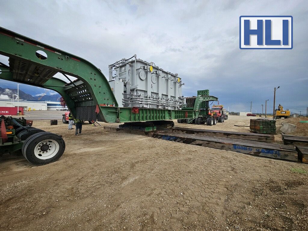 HLI_rail's tweet image. A scenic setting for a precise operation. Proud of our team for safely delivering this transformer!

#HeavyHaul #HeavyTransport #OversizeLoad #ProjectCargo #HeavyEquipment #HeavyEquipmentOperators #PowerTransformer #IndustrialTransport #Precision #Teamwork #MountainViews