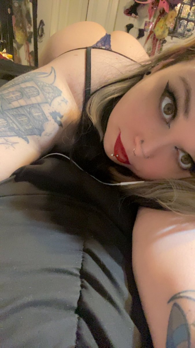 🎶“Pretty boy
Consumed by death
With the holes in his sneakers
And his eyes all over me” 🎶🎶