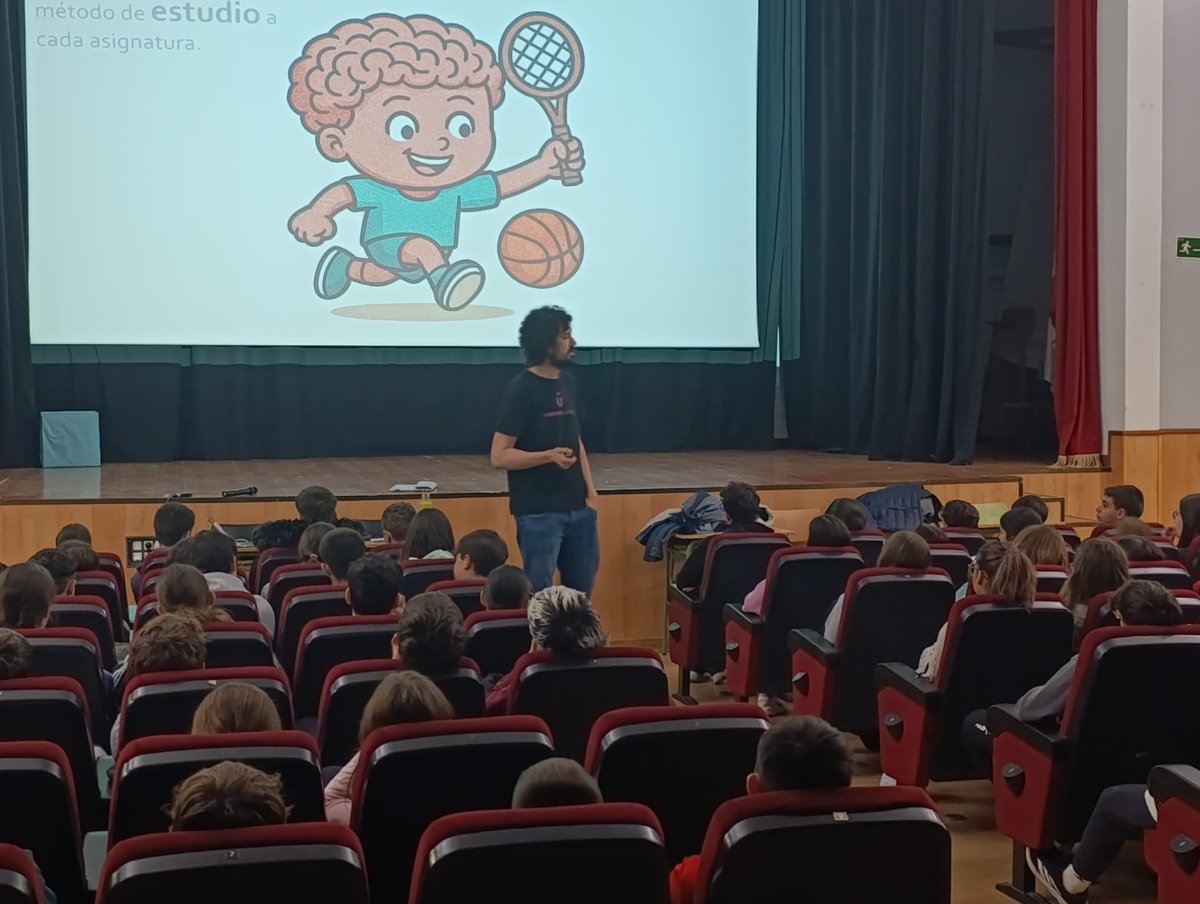 Consaburum's tweet photo. 🧠✨ Semana de la Ciencia en el IES Consaburum ✨🧠

Este jueves 13 de noviembre, con motivo de la Semana de la Ciencia, hemos tenido el placer de recibir una interesantísima charla sobre “El cerebro y el aprendizaje”, impartida por don Javier Frontiñán.
#SemanaDeLaCiencia # https://t.co/MwWAKoMc5Q