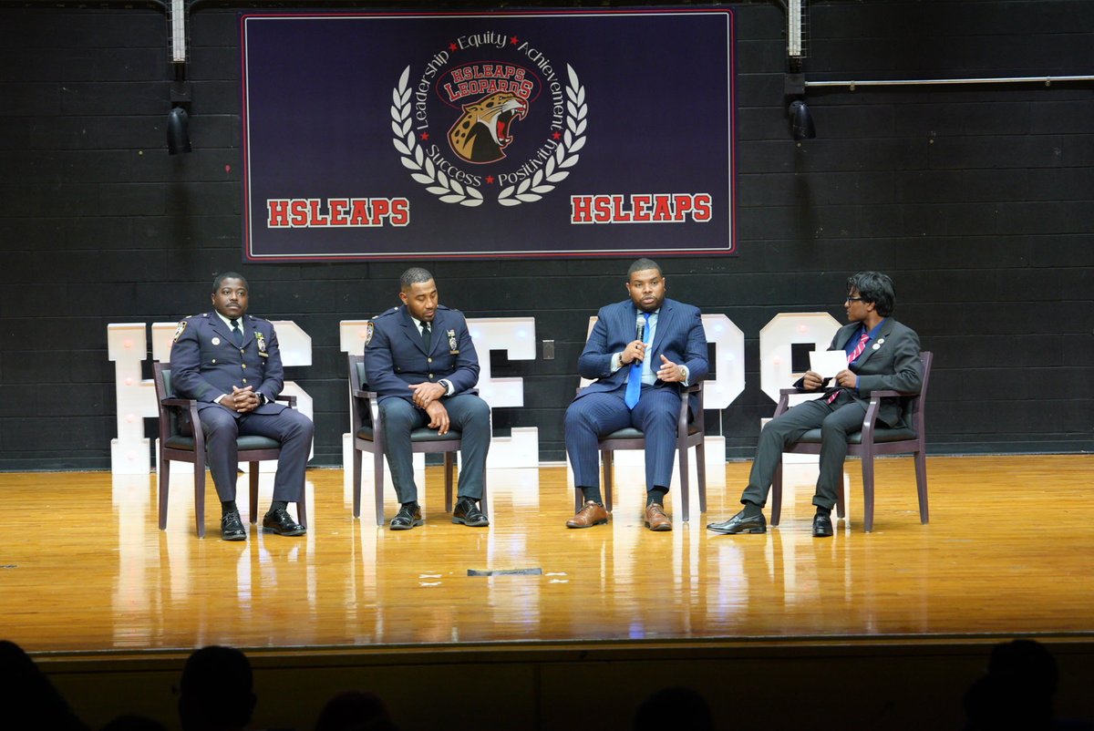 NYPD1stDep's tweet image. Today, we joined students at the High School for Law Enforcement and Public Safety with Superintendent Dr. Van-Ess, Community Affairs, and Youth Strategies, highlighting service, leadership, and pathways to careers in public safety.