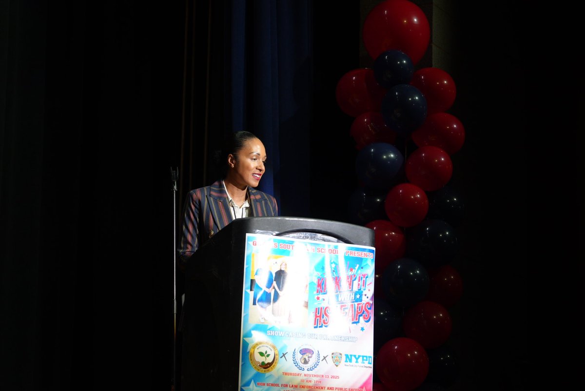 NYPD1stDep's tweet image. Today, we joined students at the High School for Law Enforcement and Public Safety with Superintendent Dr. Van-Ess, Community Affairs, and Youth Strategies, highlighting service, leadership, and pathways to careers in public safety.