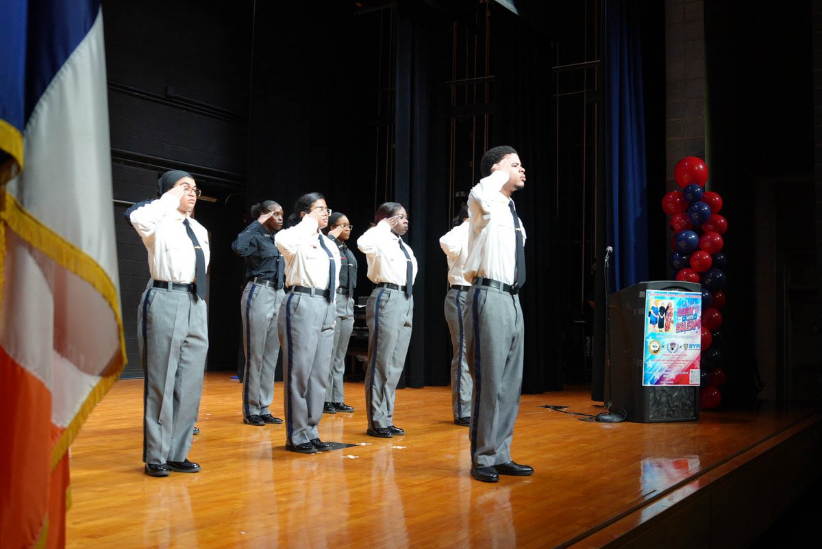 NYPD1stDep's tweet image. Today, we joined students at the High School for Law Enforcement and Public Safety with Superintendent Dr. Van-Ess, Community Affairs, and Youth Strategies, highlighting service, leadership, and pathways to careers in public safety.