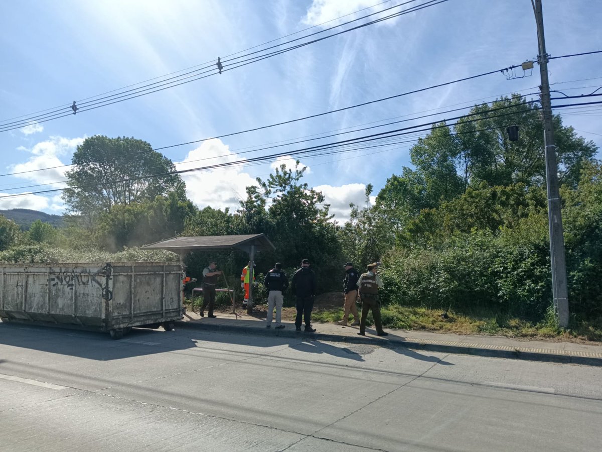 Patrullas Mixtas de #Valdiviacl y Dpto Aseo y Ornato <a href="/munivaldivia/">MuniValdivia</a>, retiraron ruco ubicado en Avda Circunvalación.
