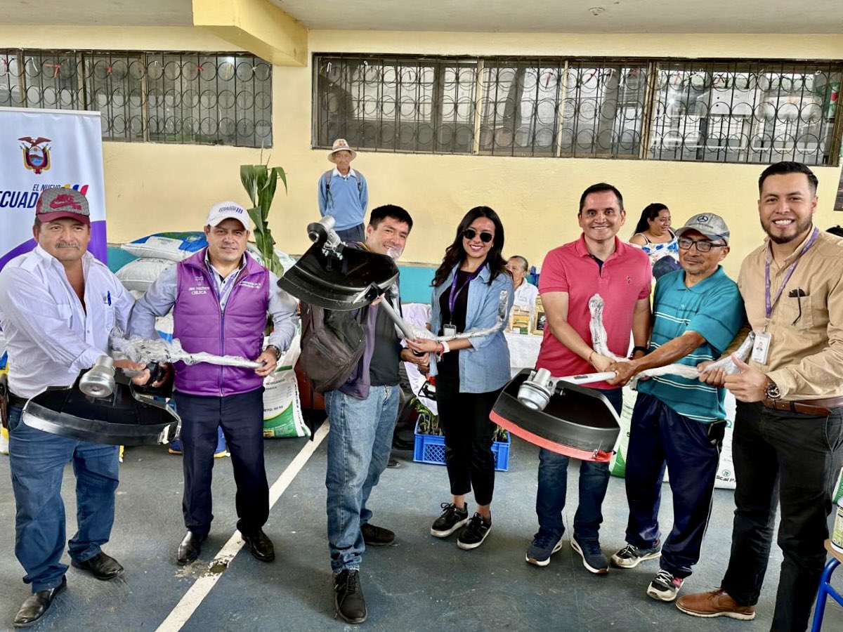 AgriculturaEc's tweet photo. 🌾 #Loja | ¡Impulsamos el desarrollo integral del agro ecuatoriano! 🤝🇪🇨

Productores de #Celica recibieron kits tecnológicos de maíz y café, así como paquetes tecnológicos pecuarios, fortaleciendo su trabajo en el campo y promoviendo una producción más eficiente. ☕🌽🐄

#ElNuevoEcuador impulsa el crecimiento del sector agropecuario y el progreso de nuestras comunidades rurales. 💪🌱