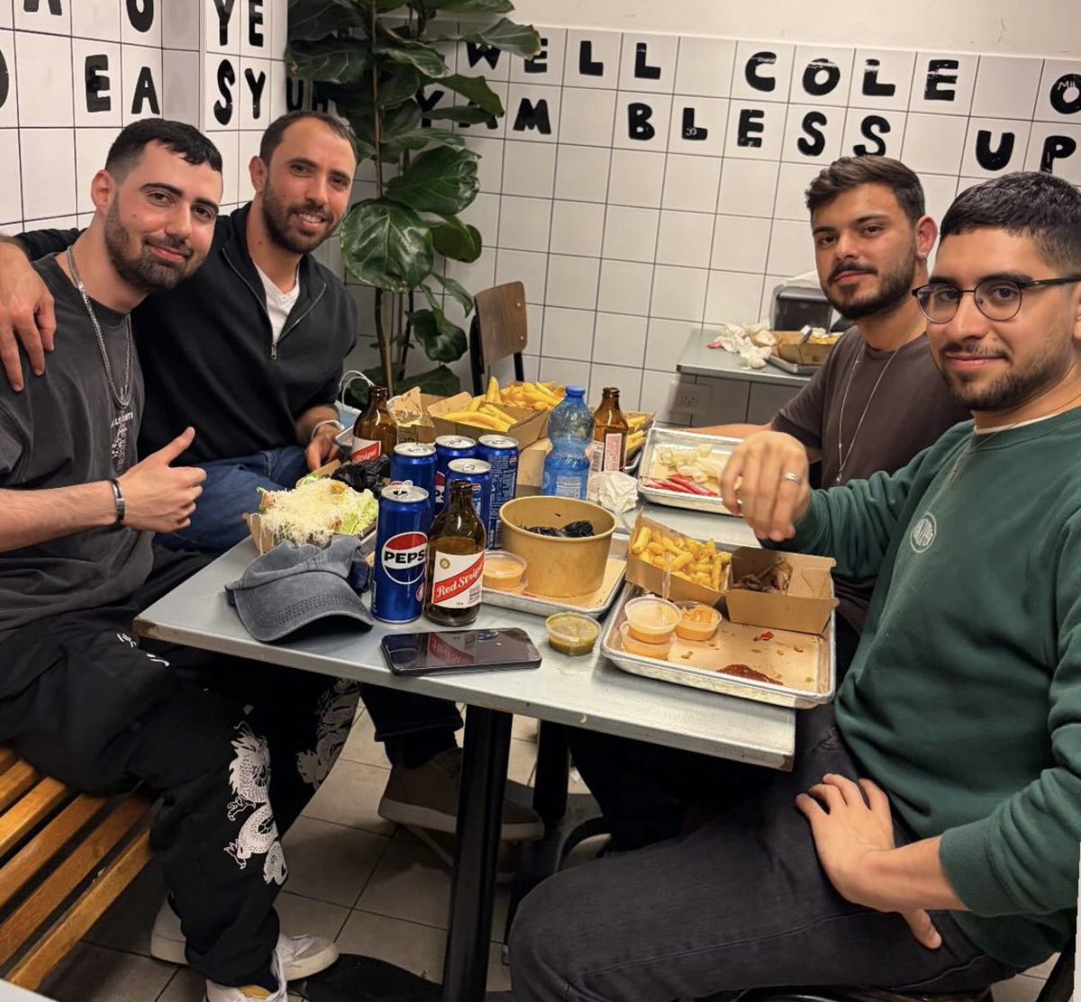 bokeralmog's tweet image. במשך חודשים ארוכים ארוכים הם תכננו את הרגע הזה מתחת לאדמה, בגיהנום של חמאס. גם כשהם הושפלו, הוכו, הורעבו, הם לא הפסיקו להאמין. והיום זה קרה! שורדי השבי עומר ונקרט, טל שהם, אביתר דוד וגיא גלבוע דלאל חוגגים את היציאה מהשבי בארוחה משותפת. בתאבון
♥️🇮🇱🙏