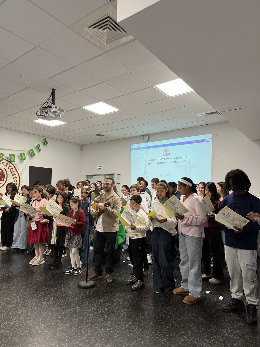 isabelleleitet1's tweet photo. Dans le cadre de la #saisoncroiséeFrance Bresil, les collégiens de la SI brésilienne de @Noisylegrand @AcCreteil ont fêté l’amitié #francobrésilienne. Merci aux élèves, à leurs enseignants, à la direction du collège et à tous ceux qui étaient présents aujourd’hui ! https://t.co/ly2Wj2p94h