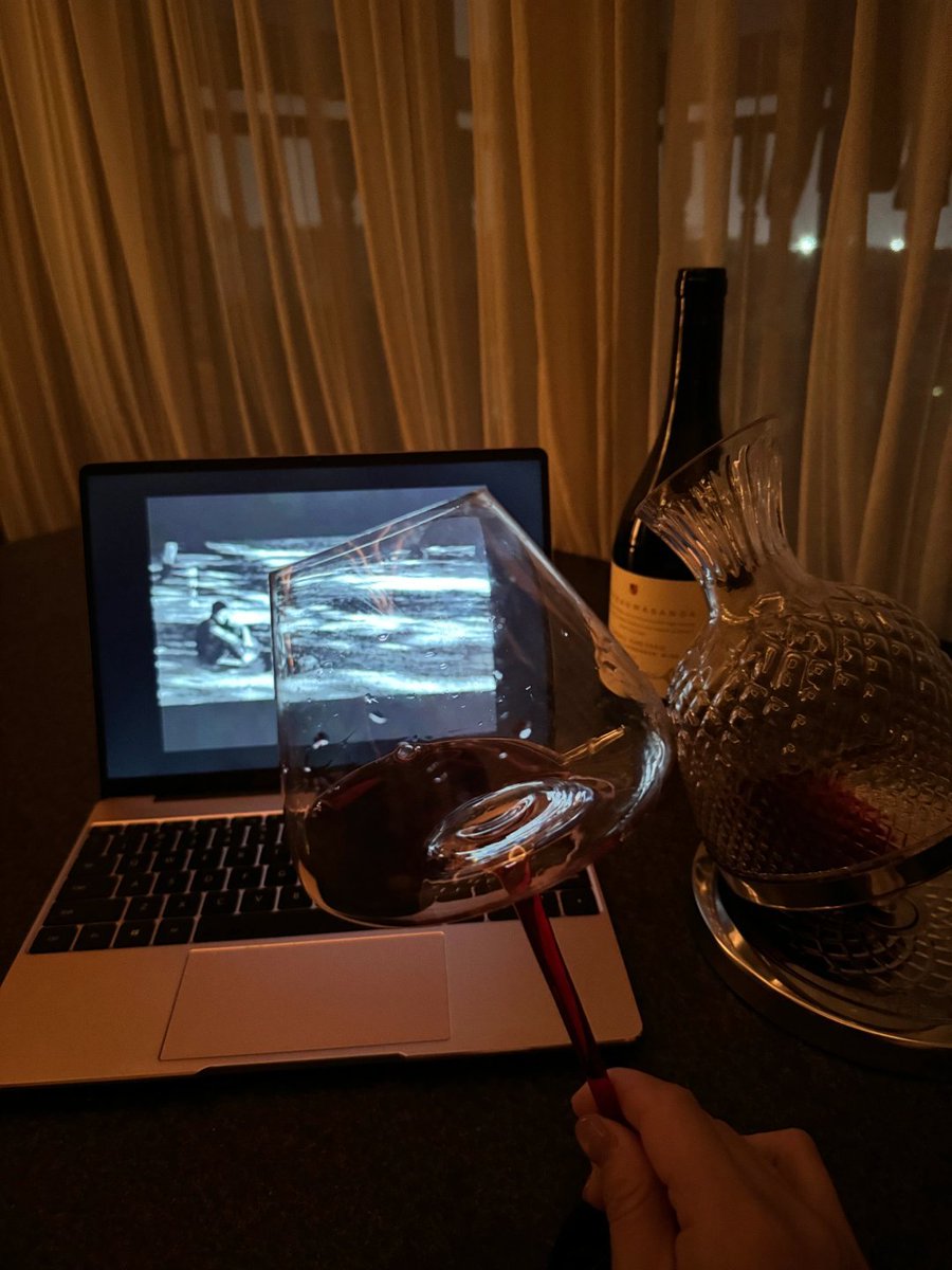 ruby63637's tweet image. Unwinding with a glass of vino 🍷 and the best chill vibes.  Here's to relaxation, laughter, and making memories. Cheers to good times ahead🥂