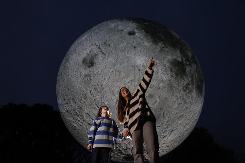 ScienceWeek's tweet image. Event Update: Museum of the Moon 🌙

Luke Jerram’s stunning installation landed in Merrion Square tonight for Science Week 2025.

⚠️ Friday’s activities are cancelled due to severe weather, but the Moon and an amazing line-up return Saturday, 15 November for the final night!