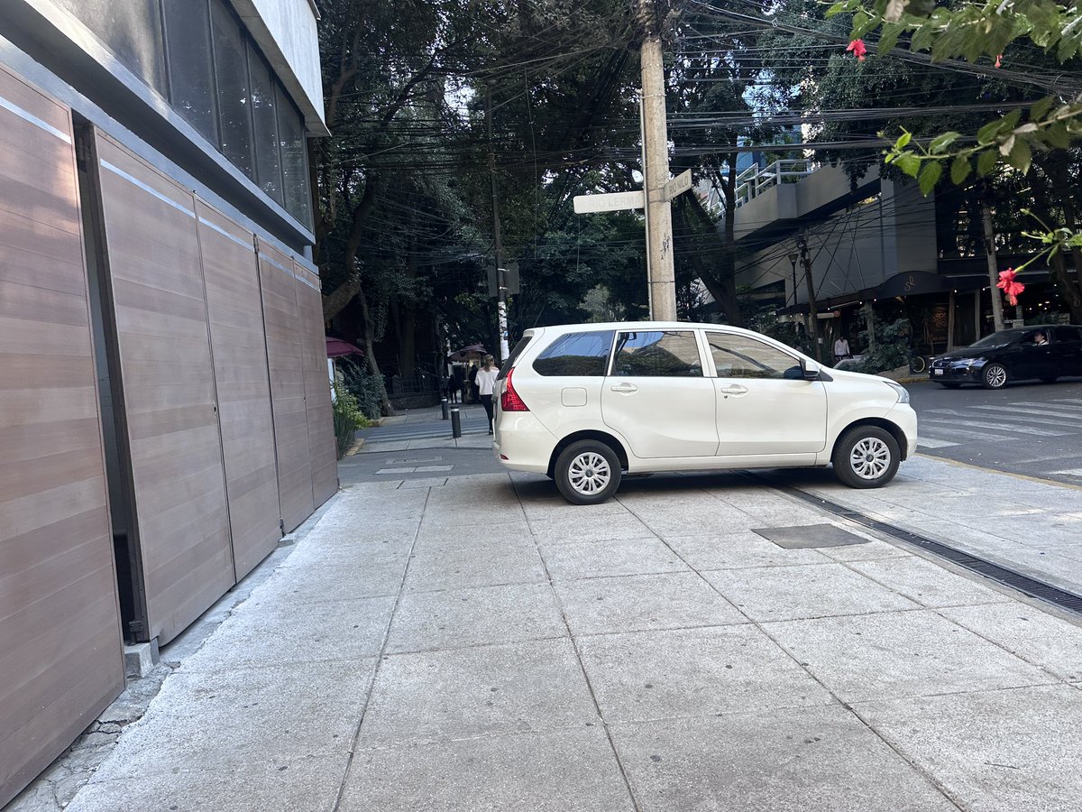 En algunas zonas de la Ciudad de México, hay parquímetros estacionaste, sin pagarlo amerita inmovilización de tu vehículo y multas.

Pero si te estacionas en la banqueta nadie te va a cobrar ni decir nada.

La orden de no infraccionar existe gracias a <a href="/Claudiashein/">Claudia Sheinbaum Pardo</a> y <a href="/UCS_GCDMX/">Unidad de Contacto del Secretario SSC CDMX</a>