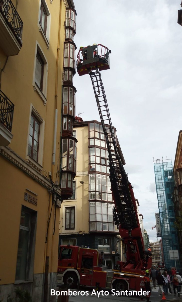 ASISTENCIA TÉCNICA
Está tarde desplazamos autotanque 🚒 y escala a la calle Lope de Vega con Bonifaz de #Santander para revisar mirador con elementos con riesgo de caída inminente.
Patrulla 🚓 #PLSantander colabora y facilita acceso.