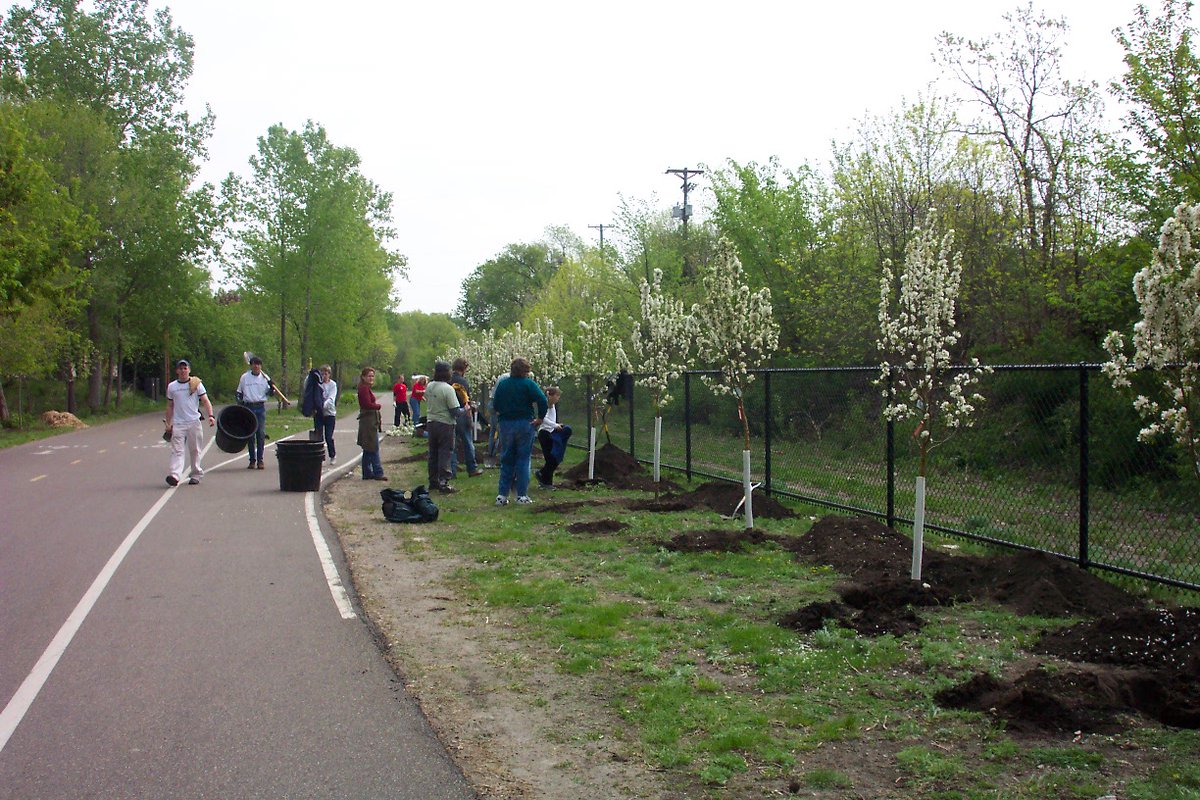 TreeTrust's tweet image. 🌿 This year, the Midtown Greenway celebrates 25 years! Once a “railroad graveyard,” it’s now a thriving urban oasis thanks to volunteers, partners, and Tree Trust’s dedication. 🌳

Read the full story of transformation in our new blog post! 👉treetrust.org/rails-to-roots…