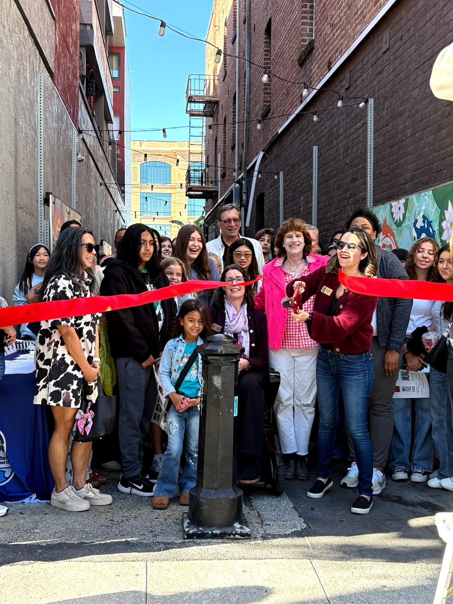 RedwoodCity's tweet image. Another beautiful addition to Youth Mural Alley! 🎨

Thank you to all the young artists, mentors, and community members who joined us to celebrate the unveiling of the newest youth-led art installation at the Center for Creativity.