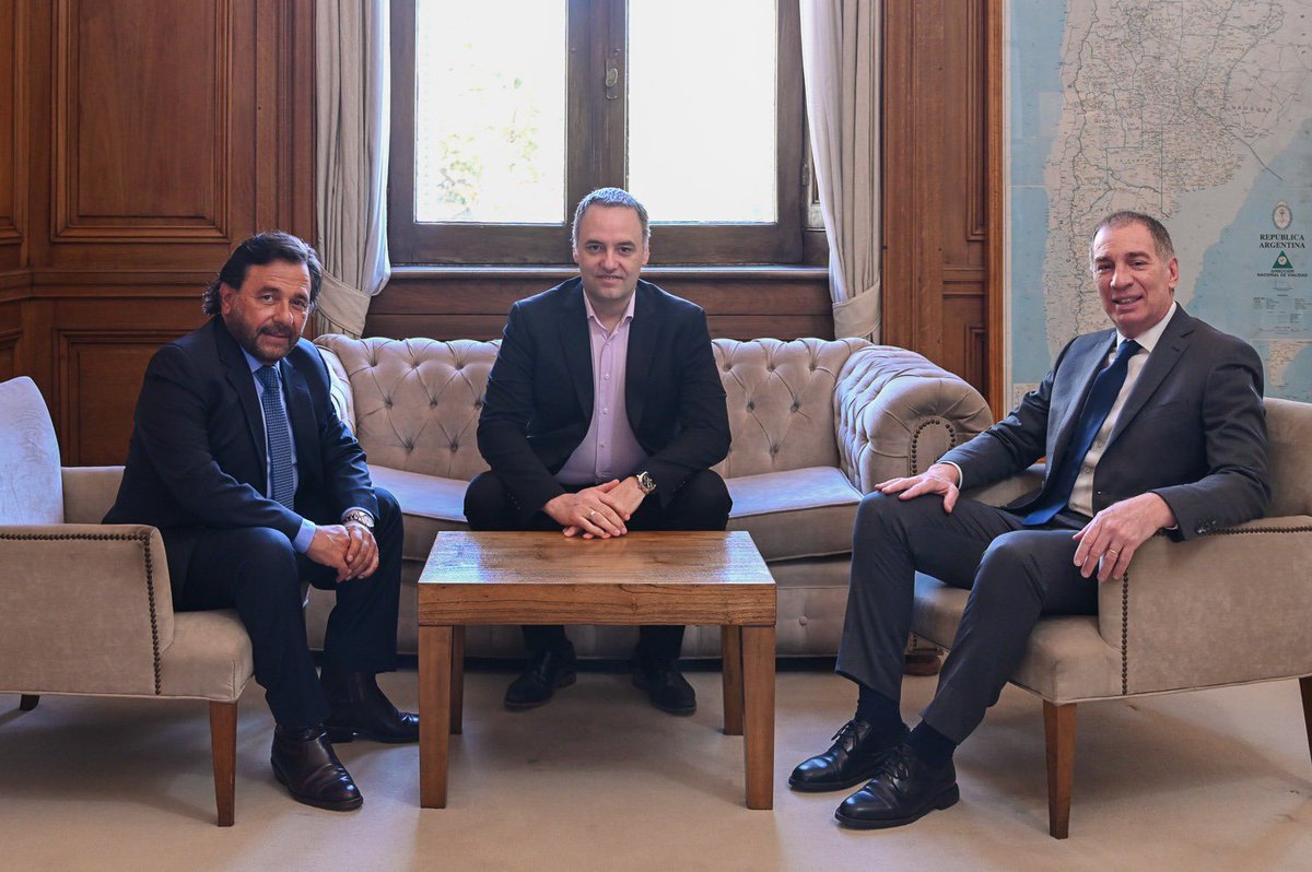 En una nueva instancia de trabajo entre Nación y las provincias, se abordaron los lineamientos del Presupuesto 2026 y el avance en las reformas tributaria, laboral y del Código Penal, fundamentales para mejorar el clima de inversión y la generación de empleo.

Del encuentro