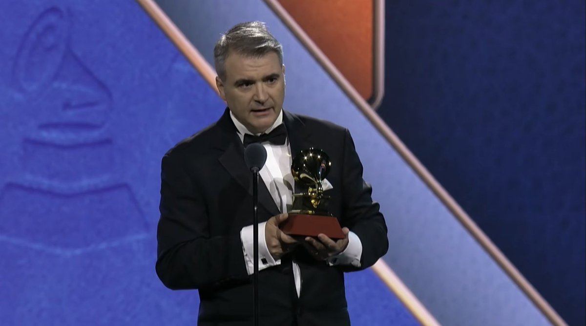 ZapatosDeClaque's tweet image. Ja en ve un cap a València!! 👏🏻👏🏻
@RSerrallet guanya el #LatinGRAMMY    pel seu projecte que dóna visibilitat a les dones compositores i a l'orquestra de Lviv, que continua fent música tot i les bombes.
Enhorabona, Rafa!! 👏🏻👏🏻