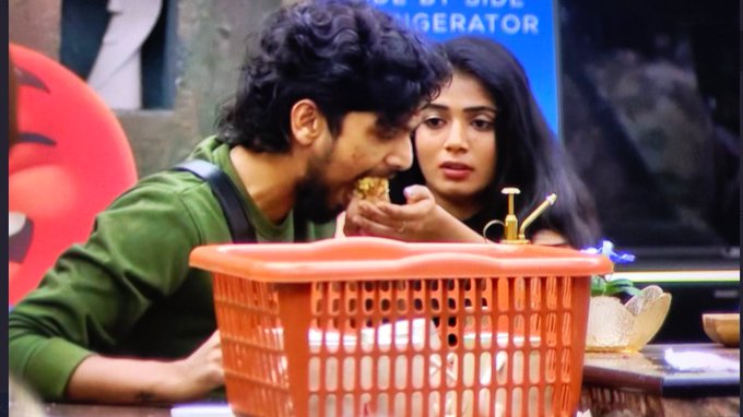 SivaVijay883729's tweet photo. Alexa play" en moochava pechava oor sollum azhagava ava than ennava"
#Fayana
#BiggBossTamil9 https://t.co/wK20krWXf5
