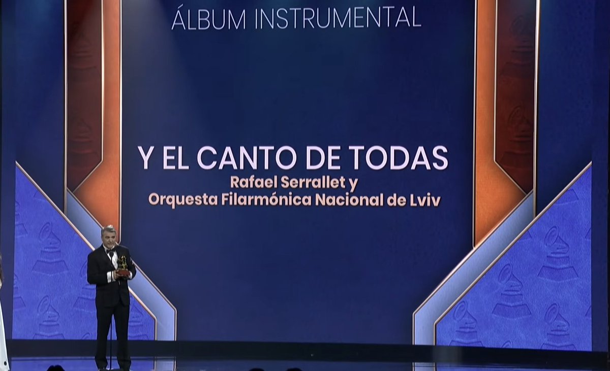 ZapatosDeClaque's tweet image. Ja en ve un cap a València!! 👏🏻👏🏻
@RSerrallet guanya el #LatinGRAMMY    pel seu projecte que dóna visibilitat a les dones compositores i a l'orquestra de Lviv, que continua fent música tot i les bombes.
Enhorabona, Rafa!! 👏🏻👏🏻