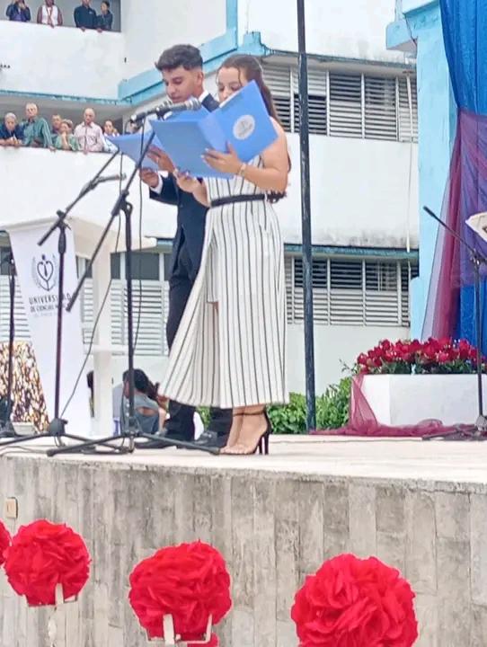 En la Plaza 27 de Noviembre de la <a href="/UCMPinardelRio/">Universidad de Ciencias Médicas de Pinar del Río</a> nuevos profesionales de los perfiles de enfermería y tecnologías de la salud se incorporaron hoy al ejército de batas blancas.
#CubaPorLaVida