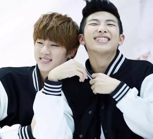 seokiearth's tweet photo. ୭̥*ೃ  Moon || NAMJIN AU ୭̥*ೃ

Após o fim doloroso do seu relacionamento, Seokjin decide deixar Seul e voltar para a cidade que mudou o rumo da sua vida ao lhe apresentar seus dois grandes e verdadeiros amores: a música e Kim Namjoon https://t.co/y5IEgMTVDM