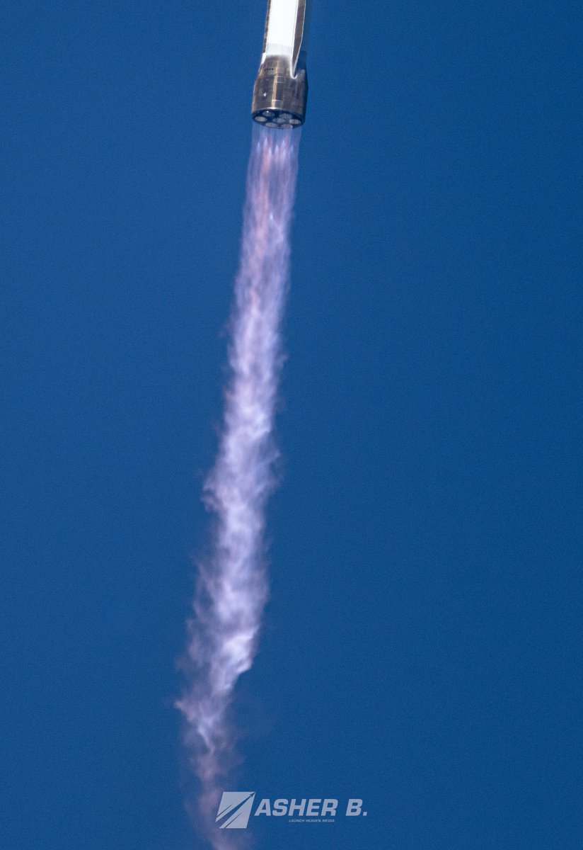 New Glenn and its beautiful blue plume! 💎

📸: for <a href="/LaunchHeavenX/">Launch Heaven</a>