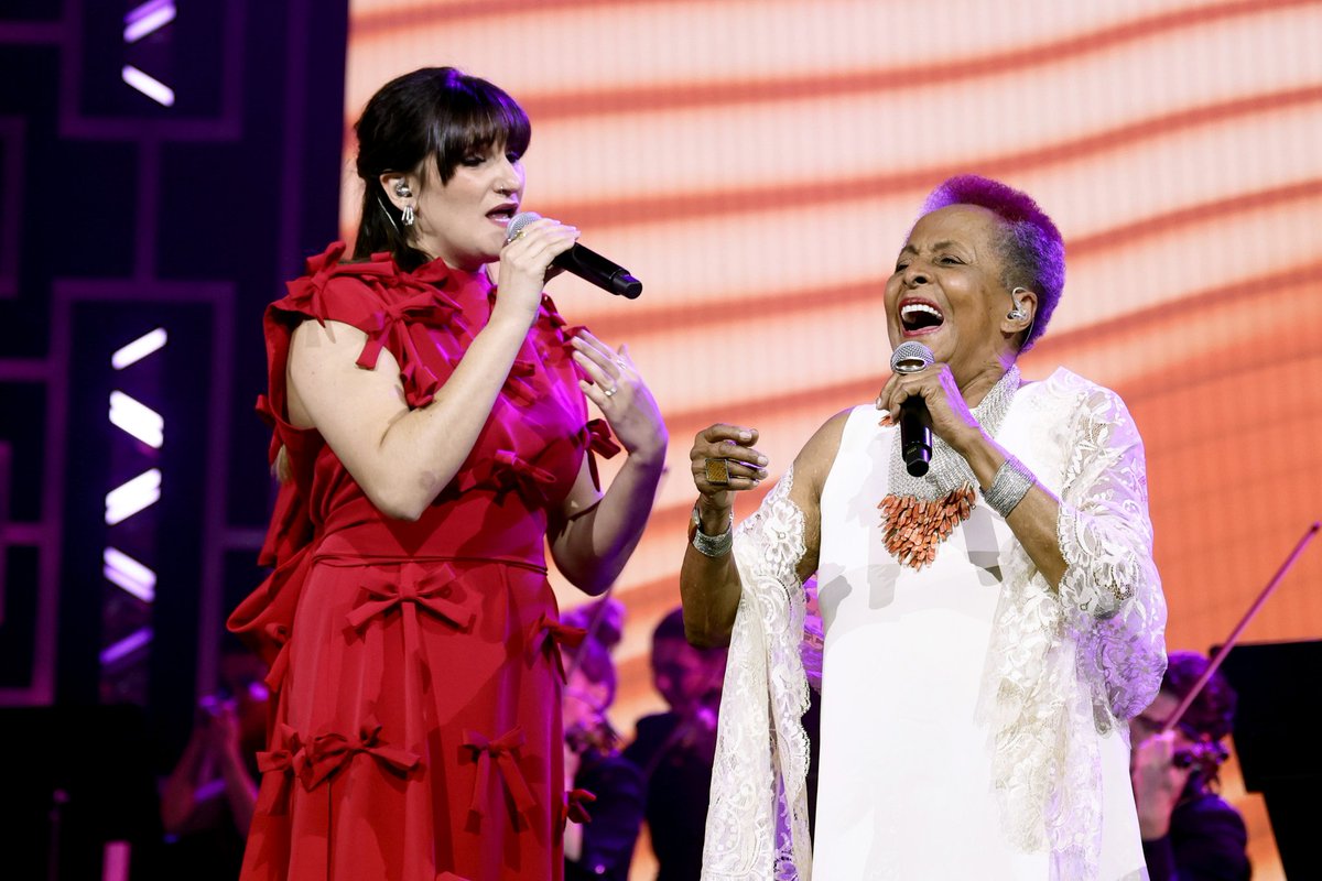 🇵🇪❤️ Este 2025, Susana Baca recibió el Latin Grammy a la Excelencia Musical.

También participó en el evento Persona del Año concedido a Raphael, donde interpretó 'Chabuca Limeña' al lado de Rozalén.

Qué orgullo.
Enorme.
#LatinGRAMMY