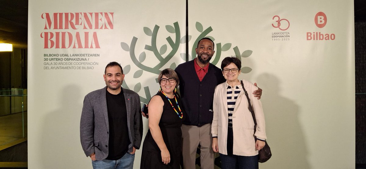 La gala del 30 aniversario de la cooperación al desarrollo de #Bilbao ha sabido poner en valor a todas las personas y entidades que la han hecho posible.

Como un río que no olvida donde nace. Pero que debe cooperar para ensanchar su cauce. Transformación imparable