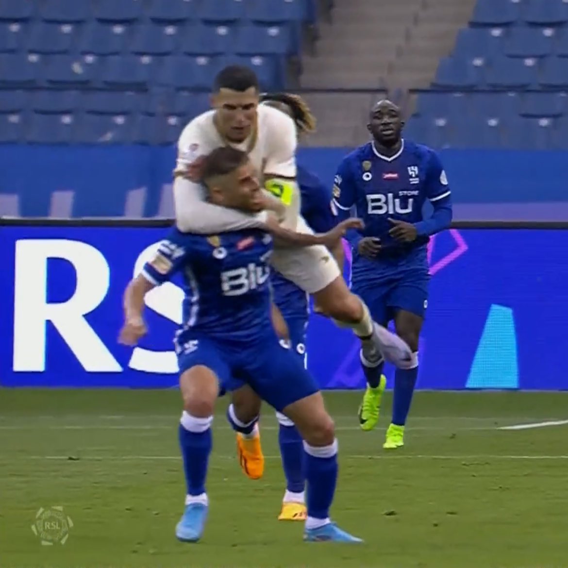 بدوري روشن يلعب WWE ولا ينطرد