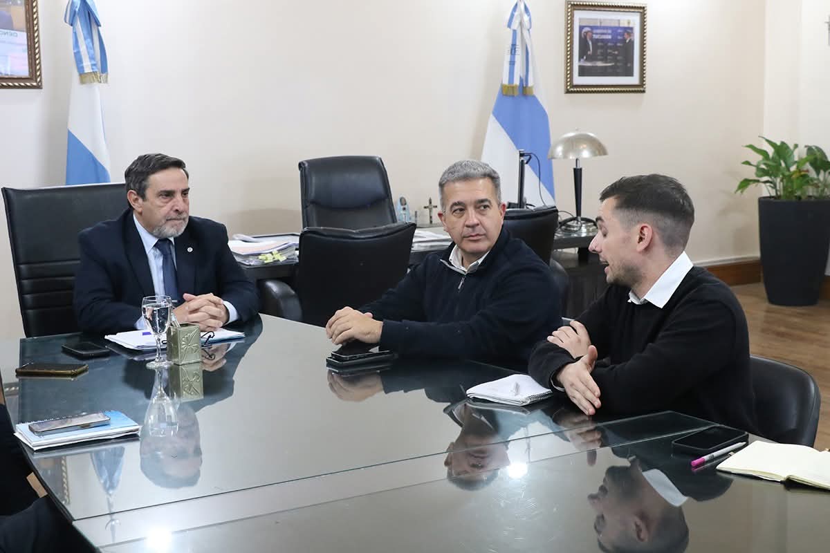 PedroSandilliok's tweet photo. Nos reunimos con el ministro @LuisMedinaRuiz4, junto al referente regional del CFI, Pablo Sanzhan, y el subdirector técnico del Hospital Virtual, Sebastián Vega, para avanzar en un proyecto de inversión que modernizará el Hospital Virtual de Tucumán.

https://t.co/7gp5P8SHn9 https://t.co/N859WM895t