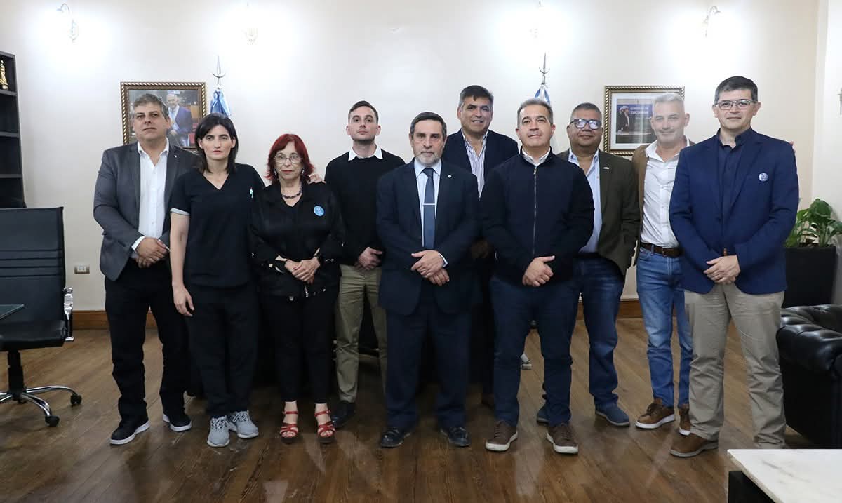 PedroSandilliok's tweet photo. Nos reunimos con el ministro @LuisMedinaRuiz4, junto al referente regional del CFI, Pablo Sanzhan, y el subdirector técnico del Hospital Virtual, Sebastián Vega, para avanzar en un proyecto de inversión que modernizará el Hospital Virtual de Tucumán.

https://t.co/7gp5P8SHn9 https://t.co/N859WM895t