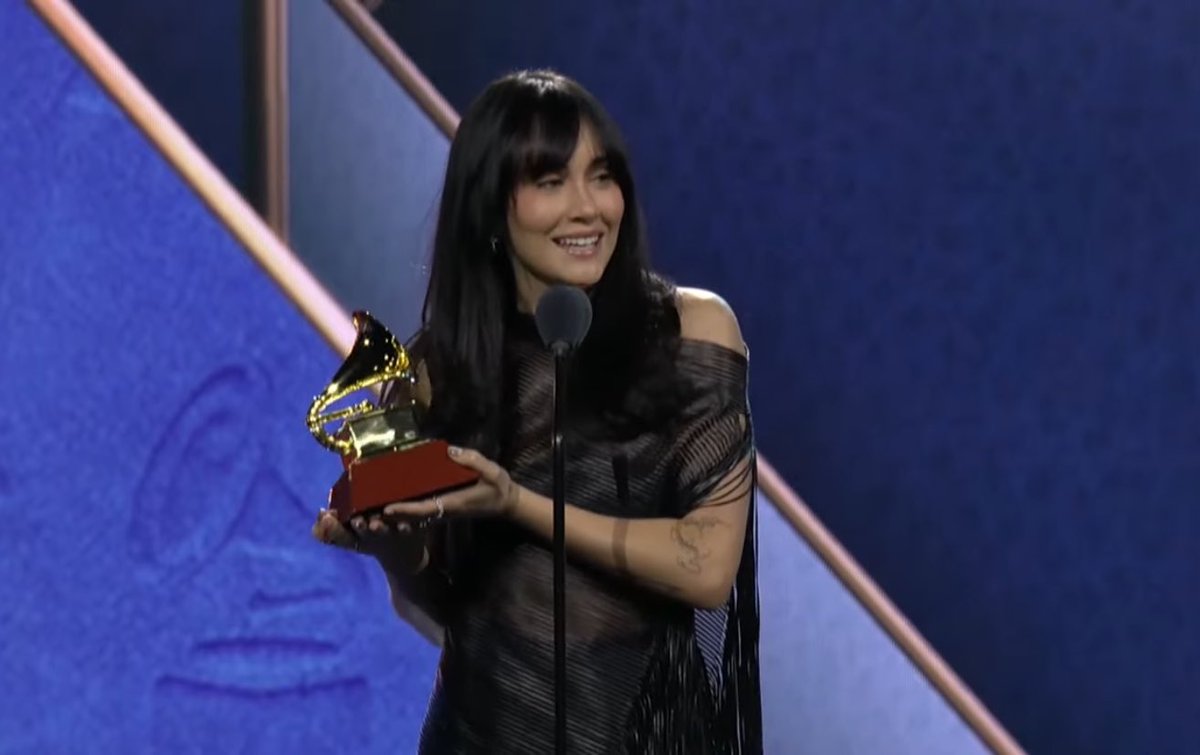 dearaitana_'s tweet photo. AITANA GANA SU PRIMER #LatinGRAMMY CON EL MEJOR DISEÑO DE EMPAQUE PARA CUARTO AZUL 😭💙⭐️ https://t.co/SzbY7zhrfL