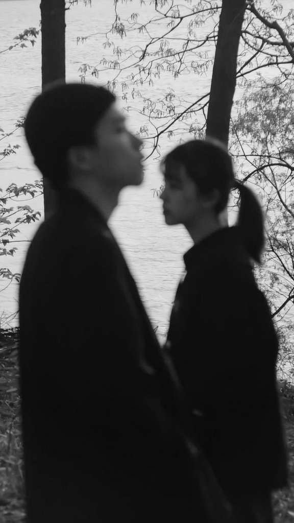 Sarılmak yaraları değilde yalnızlığı iyileştirirdi' .. 
Sen; bunu hiç bilemedin..