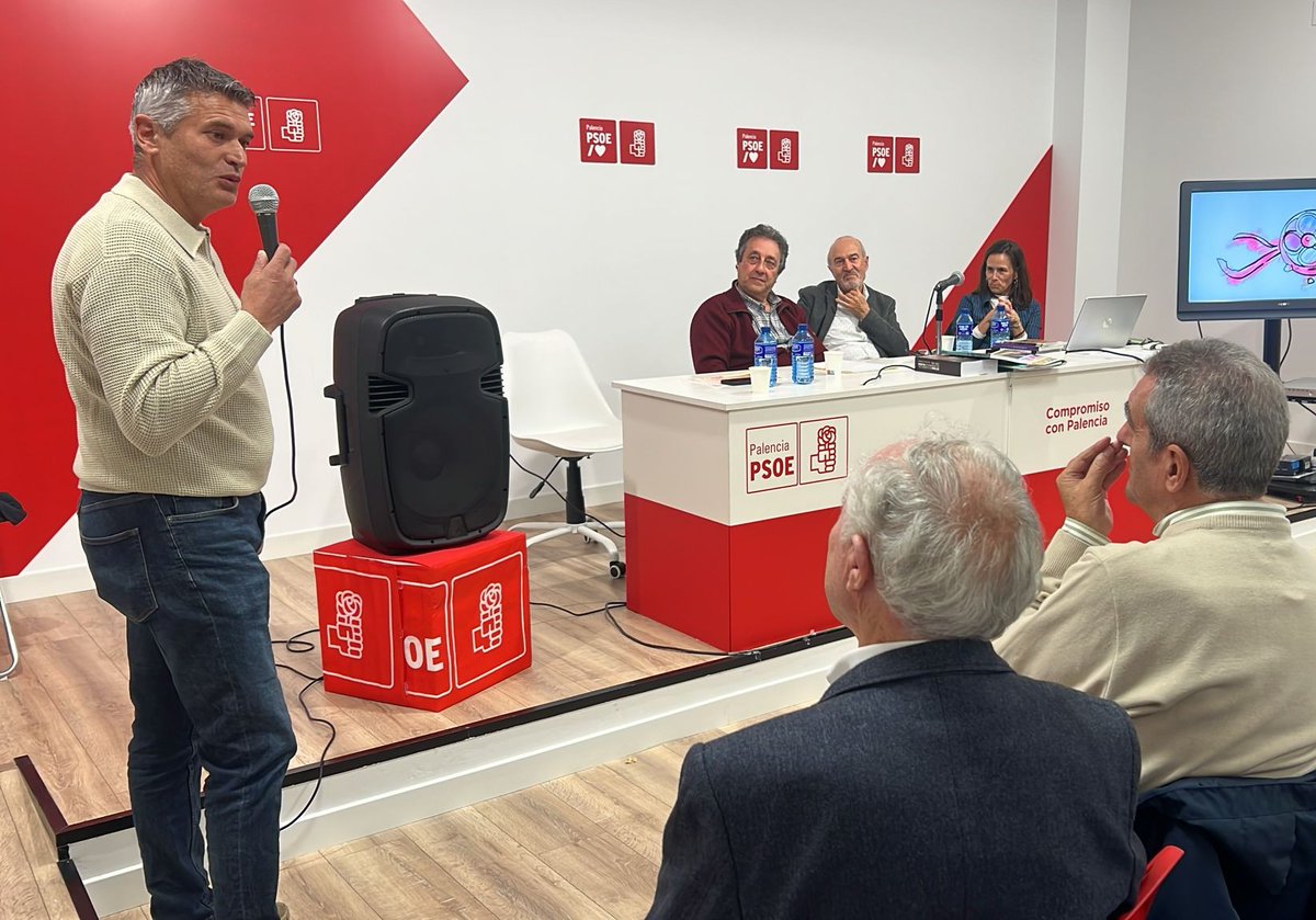 Bajo el título “La Memoria Histórica en Palencia-La exhumación de La Carcavilla” la sede del PSOE ha acogido una charla con destacados invitados que fueron protagonistas de aquel acto

Todos ellos han repasado aquellos emotivos días de las excavaciones, ante un numeroso público