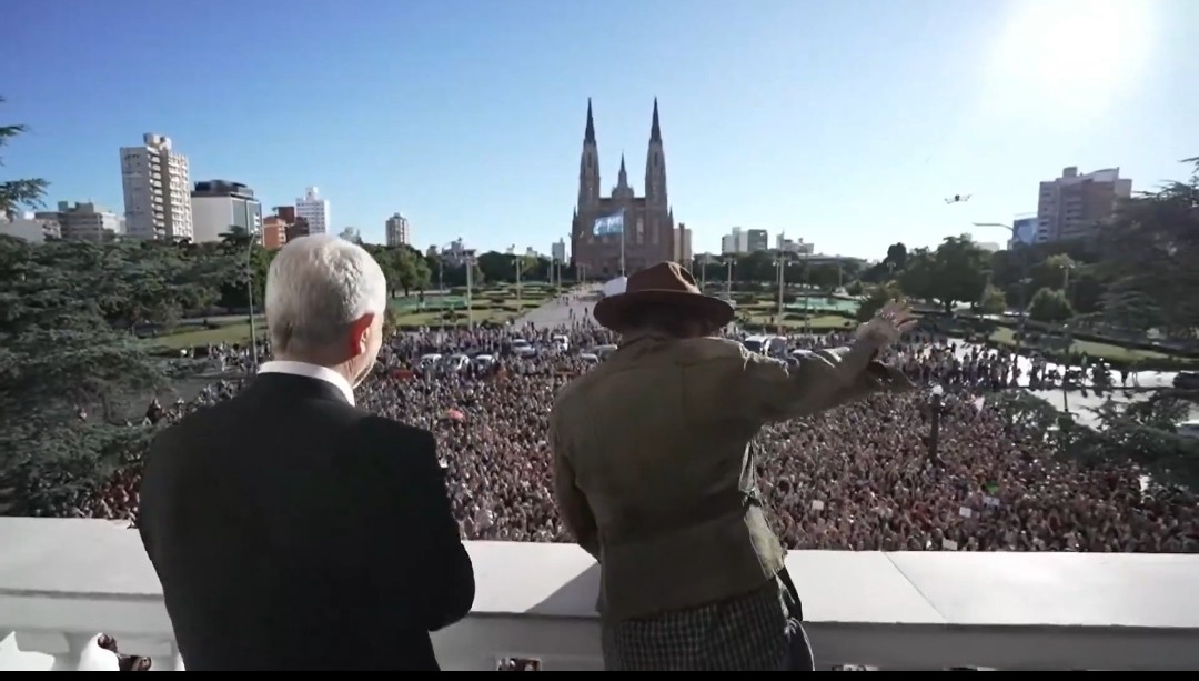 laplataPincha36's tweet image. Índice popularidad en festejos en Plaza Moreno.

1) #EDLP
2) Johnny Depp
3) #GELP

Jaja un actor llevó más gente que esgrima. Ni la mitad de la calle pudieron llenar.

Les queda solo discutir con Johnny de popularidad. Están cómodamente terceros.

Imagen: 👇