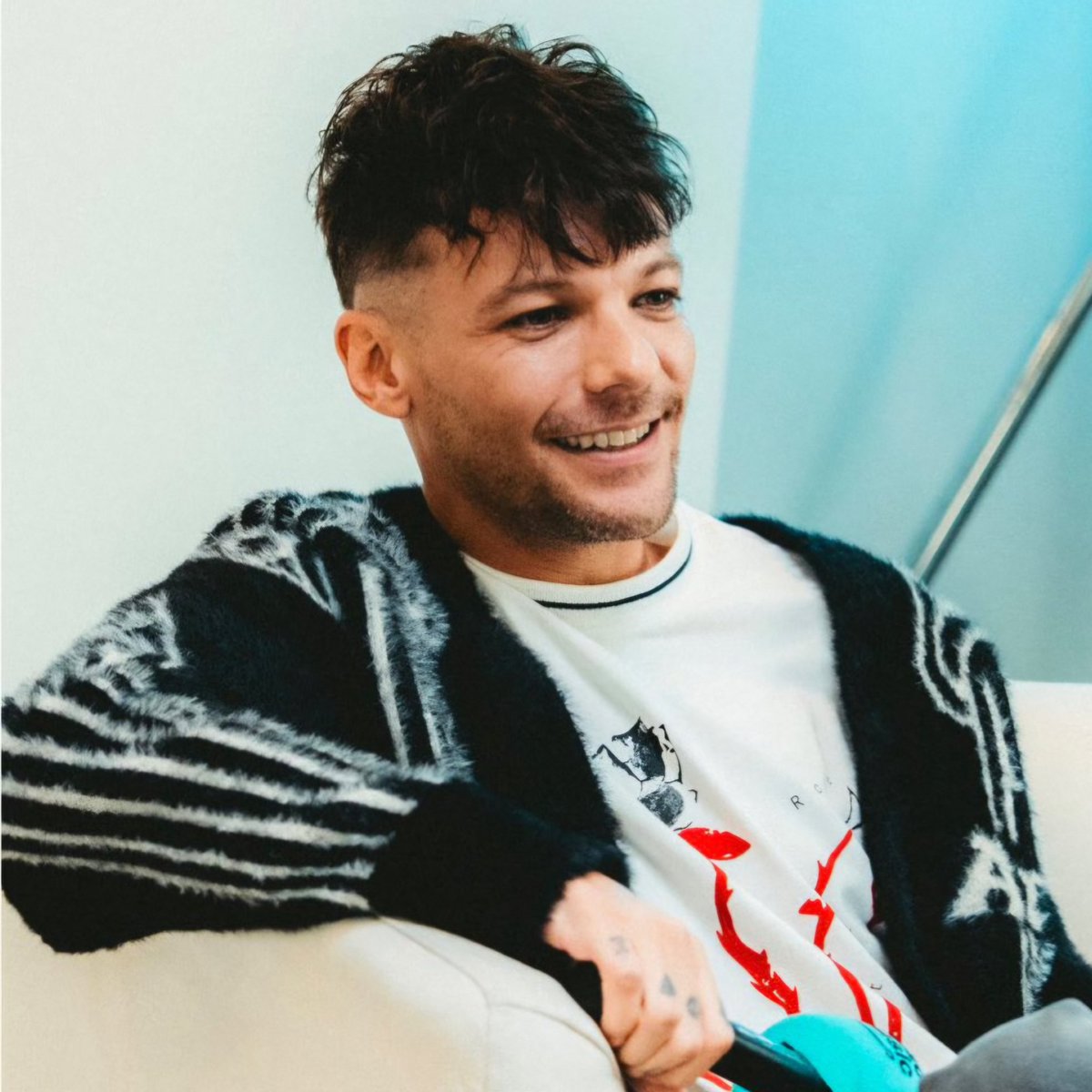 aluspe's tweet image. I'm so touched, that he so openly wrote a song about the long-time love of his life, and how he felt at the beginning of their journey. 
I'm so proud of him, that he seems to be at a point, where he can be more and more true to himself 💙

#LouisTomlinson 
#Palaces
#HDIGH