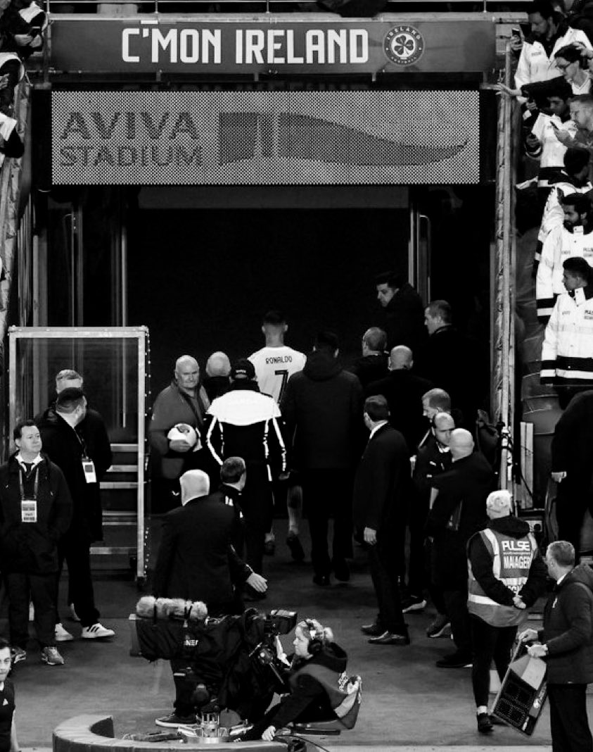 صوره مب عاديه اطلاقا 

متخيلين افضل لاعب بكره القدم من يوم تأسست 
ماراح نشوفه مره اخرى بتصفيات المونديال ؟
متخيلين انه هذي اللحظات اللي مضت هي
اخر لحظات كريستيانو في تصفيات المونديال 

يوم حزين لكرة القدم فقد فقدت من اجزائها اقدام اعظم لاعب بالتاريخ 💔